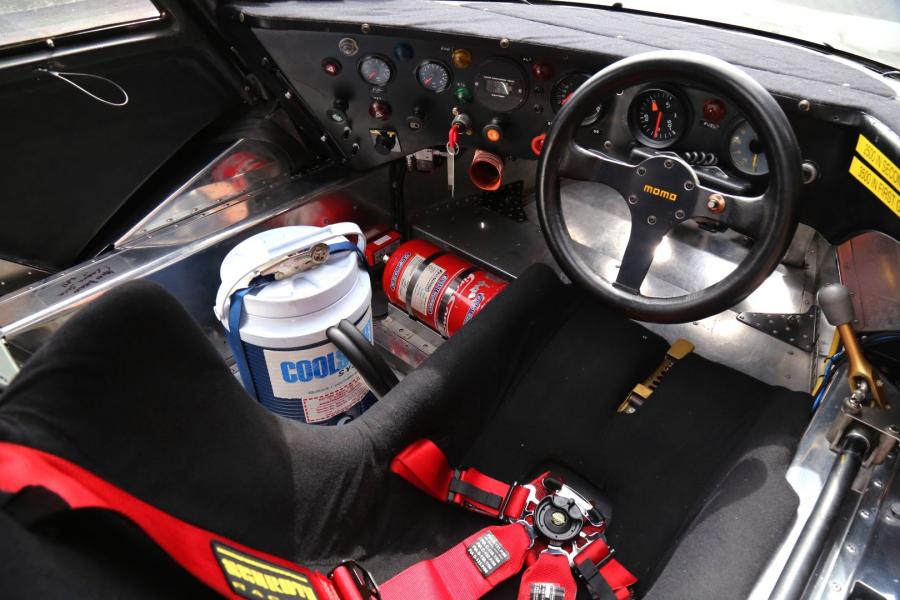 Интерьер Porsche 962 IMSA GTP (962-C04) 1987 года  (фото 36 из 96)